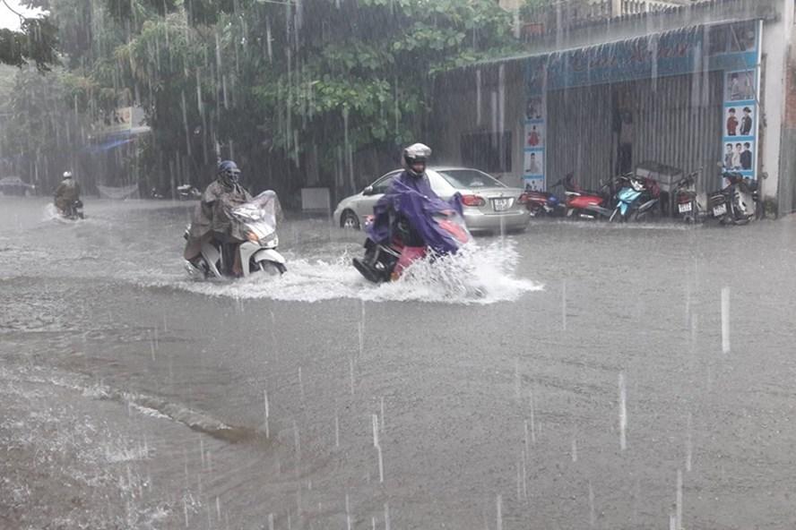 Áp thấp nhiệt đới đã vào Biển Đông, khả năng gây mưa lớn ở miền Trung