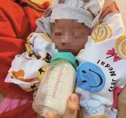 Hà Nội: Bé trai sơ sinh còn nguyên dây rốn bị bỏ rơi giữa trời mưa bão