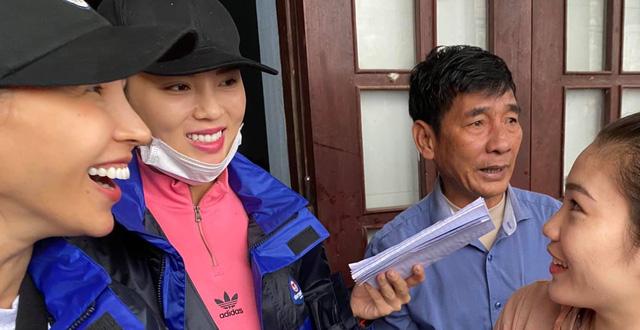 Đi cứu trợ đồng bào miền Trung, Kỳ Duyên - Minh Triệu bị lật thuyền