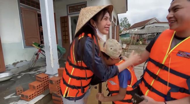 Bị chỉ trích dùng quỹ sai mục đích, Thủy Tiên đôi co trên mạng