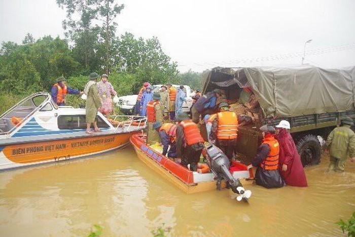 Vào Quảng Bình từ thiện: Nên thuê cano, ăn, nghỉ ở đâu?