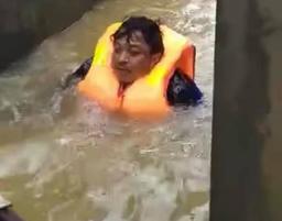 Quảng Bình: Chủ tịch xã bơi trong nước lũ cứu hơn 100 người dân gặp nạn