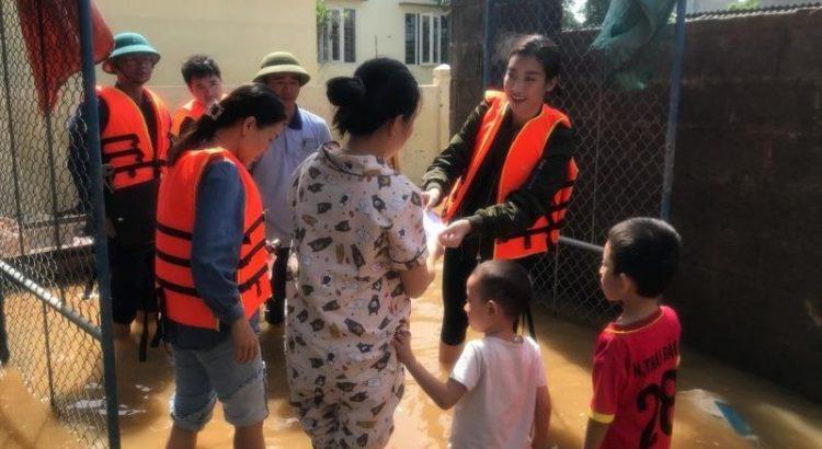 Hoa hậu Mỹ Linh lội nước đến thăm bà mẹ mất hai con nhỏ trên đường chạy lũ
