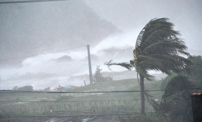 Bão số 9 áp sát Quảng Ngãi, mạnh cấp 12, quốc lộ 1A ùn tắc