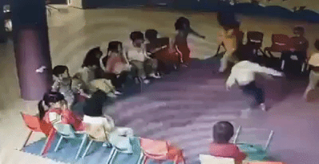 Con bị bạn đánh hội đồng, mẹ phản ánh thì nhận được câu trả lời phẫn nộ