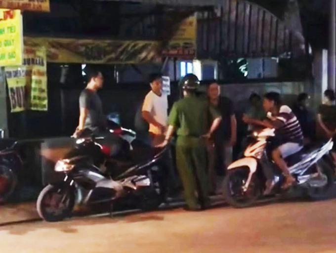 Mâu thuẫn với vợ, chồng chốt hai con trong phòng phóng hoả