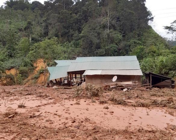 Quảng Nam: Cả quả đồi đổ xuống, gia đình 9 người may mắn chạy thoát