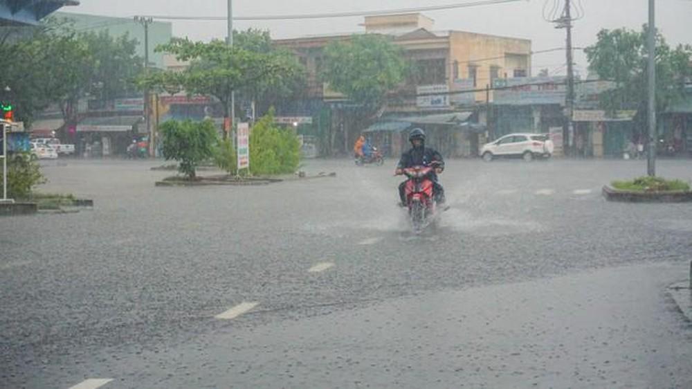 Lũ chưa rút, Trung Bộ lại đối diện với nguy cơ mưa lớn cả tuần tới