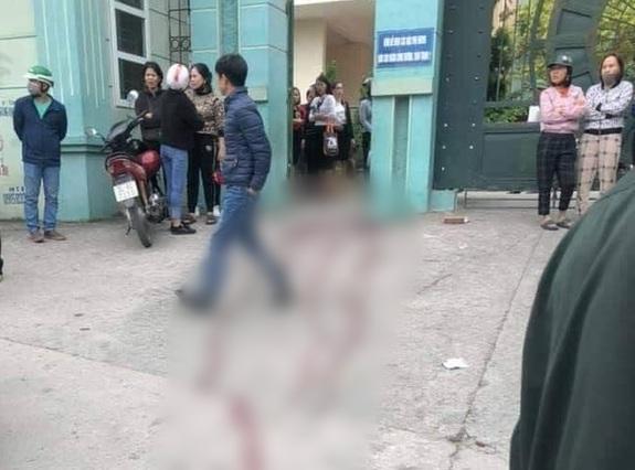 Chen nhau qua cổng trường, phụ huynh mâu thuẫn đâm trọng thương đối phương