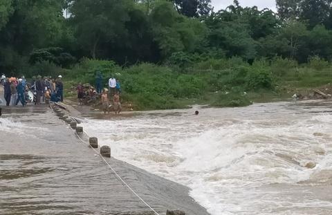 Chàng trai liều mình cứu 3 phụ nữ bị lũ cuốn trên đường đi nhận đồ cứu trợ