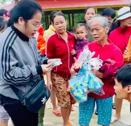 Vợ giấu chồng ủng hộ 1,5 tỷ đồng tiền định mua nhà, xe để giúp đỡ miền Trung