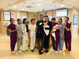 Hà Hồ đã chính thức xuất viện sau khi hạ sinh 1 trai 1 gái