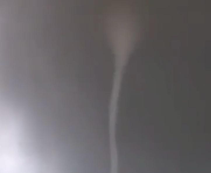 Vòi rồng cao hàng trăm mét xuất hiện ở miền Tây