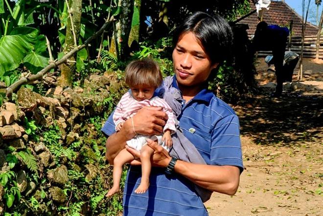 Bé tí hon K'Rễ qua đời: Cả làng chung tay lo hậu sự