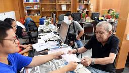 Cụ ông 80 tuổi dành tiền mừng thọ ủng hộ bà con vùng lũ