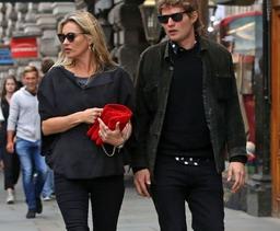 Siêu mẫu Kate Moss bác tin đồn đã đính hôn với bạn trai kém 13 tuổi