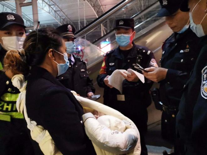 Thất nghiệp vì Covid-19, người cha bán con với giá 570 triệu đồng