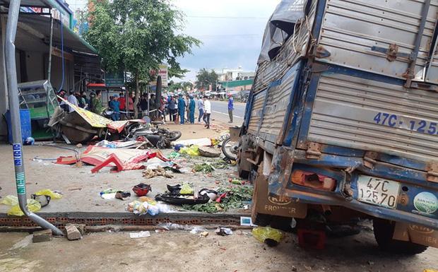 Tài xế xe tải cố tình tông hàng loạt xe máy để giảm tốc, 6 người tử vong