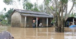 Xót xa những ngôi làng hơn 30 ngày vẫn còn ngâm trong nước lũ