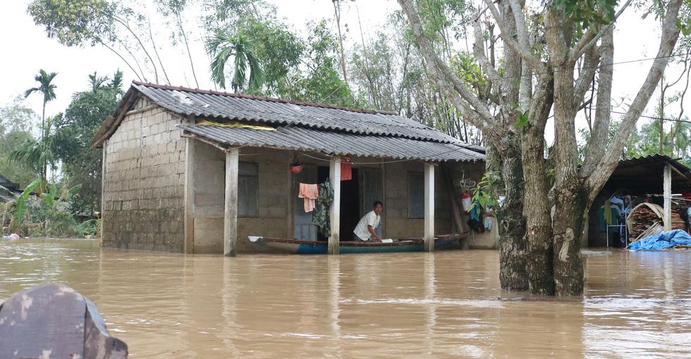 Xót xa những ngôi làng hơn 30 ngày vẫn còn ngâm trong nước lũ
