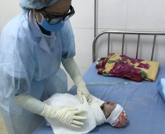Bé trai chào đời trong khu cách ly COVID-19 ở Lào Cai
