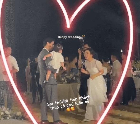 Công Phượng Viên Minh ra dáng bố mẹ trẻ khi chơi với con gái Bùi Tiến Dũng