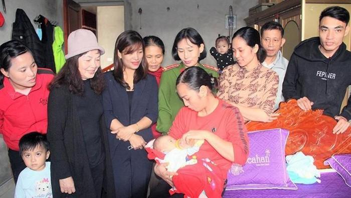Gia đình hiếm muộn ở Hà Tĩnh "nhặt" được bé trai sơ sinh ở trước cổng