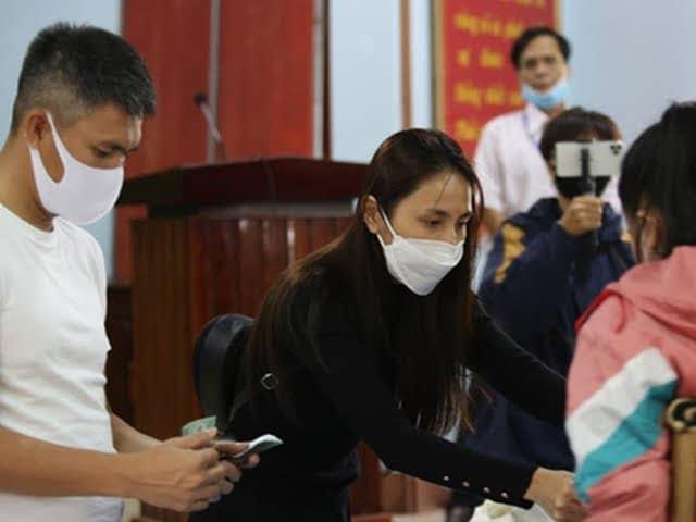 Bỏ ngoài tai yêu cầu sao kê, Thủy Tiên ra miền Trung từ thiện đợt 3