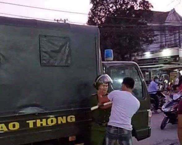Dùng mũ bảo hiểm đánh cảnh sát giao thông khi xin tha lỗi vi phạm không được
