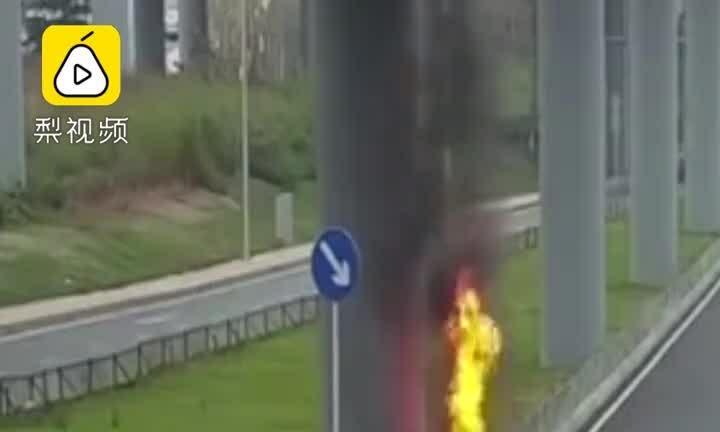 Bất chấp đám cháy dữ dội, nam "shipper" lao vào để cứu người