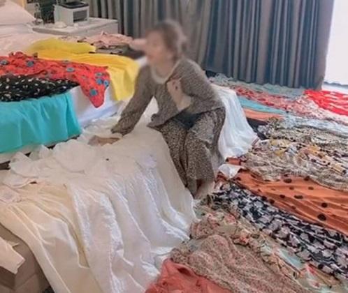 Vợ chuẩn bị đi du lịch, chồng mua 100 cái váy trải khắp phòng cho vợ chọn