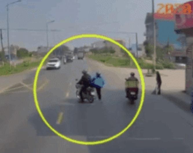 Đối mặt container, người chồng lao vội sang đường mặc cho vợ ngã khỏi xe