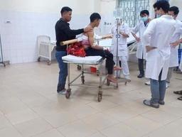 Chạy xe máy đi học, nam sinh 16 tuổi bị cây keo đâm xuyên người