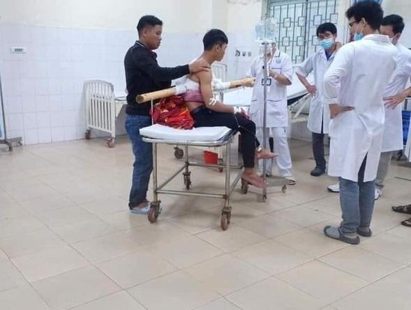 Chạy xe máy đi học, nam sinh 16 tuổi bị cây keo đâm xuyên người