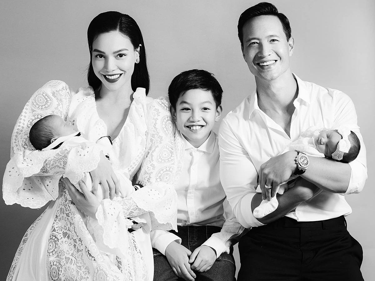 Hồ Ngọc Hà chuẩn bị mâm cúng đầy tháng cặp sinh đôi