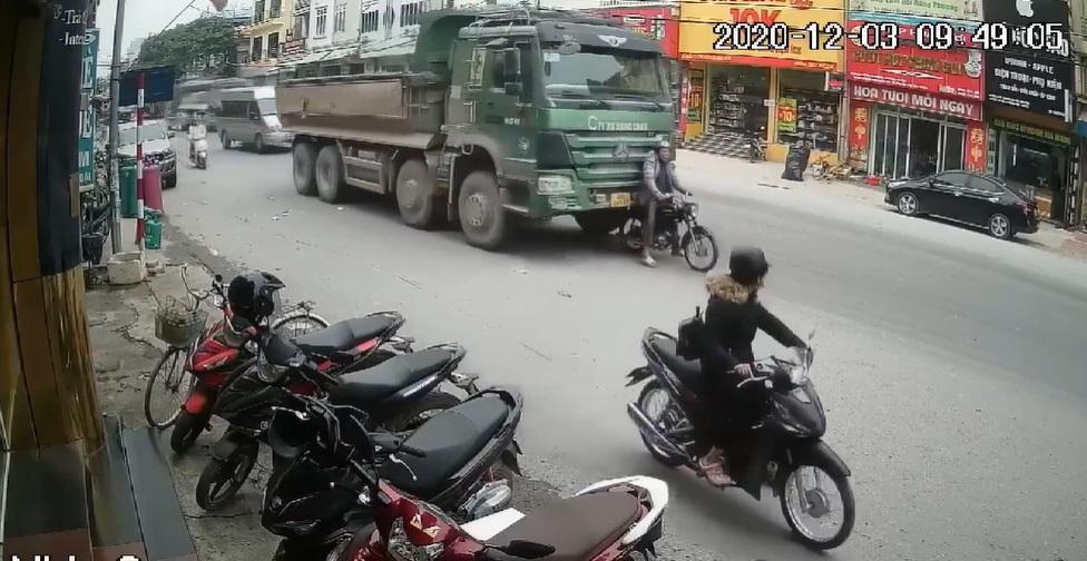 Người đàn ông tỉnh bơ dù bị "thần chết" bám theo cả trăm mét
