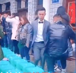 Bị ép uống hết 40 chén rượu mới được đón dâu, chú rể nói 1 câu khiến ai cũng ngỡ ngàng