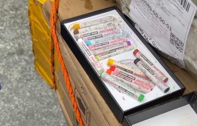 Bỏ vài chục triệu mua iPhone 12 nhưng nhận về là... đá và bút chì màu