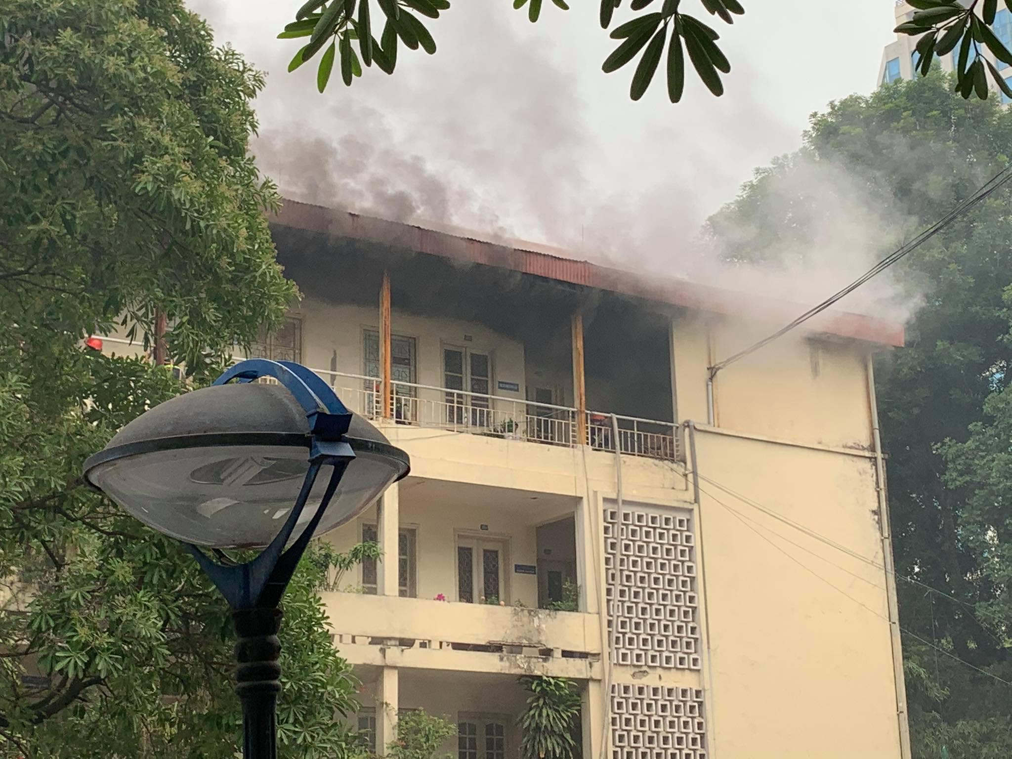 Tòa nhà trong trụ sở Bộ Xây dựng bị cháy nghi do thắp hương sáng mùng một