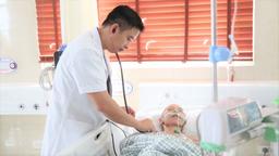 Bác sĩ hoang mang khi bệnh nhân gắt: Không biết đột quỵ phải nằm yên à?