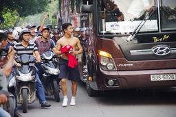 Cuộc sống nam sinh chạy bộ 8km đuổi theo Arsenal 7 năm trước giờ thế nào?
