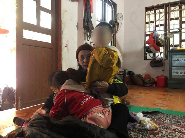 Nhiều nghi vấn quanh vụ 2 cháu nhỏ bị bỏ ở bờ đê giữa thời tiết 10 độ C