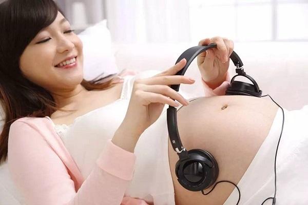 Cho thai nhi nghe nhạc để tăng IQ: Cẩn thận lợi bất cập hại
