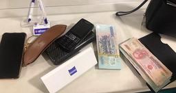 Tiếp viên hàng không trả lại túi xách có 130 triệu để quên trên máy bay