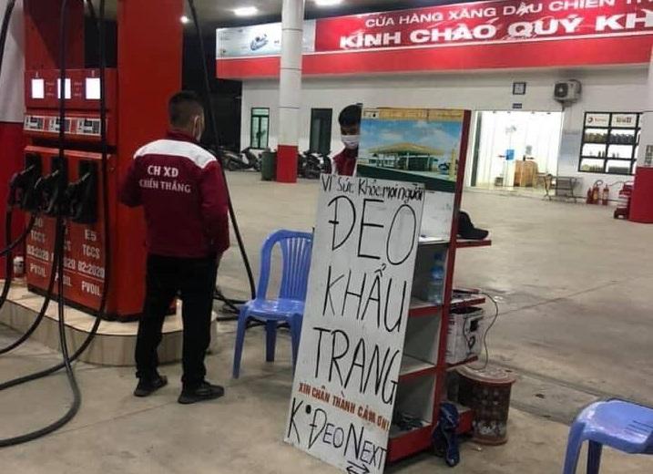 Một cây xăng treo biển 'không đeo khẩu trang mời next' khiến dân tình phấn khích