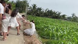 Bạn thân hí hửng bắt hoa cưới ở lề đường và cái kết đi vào… lòng ruộng