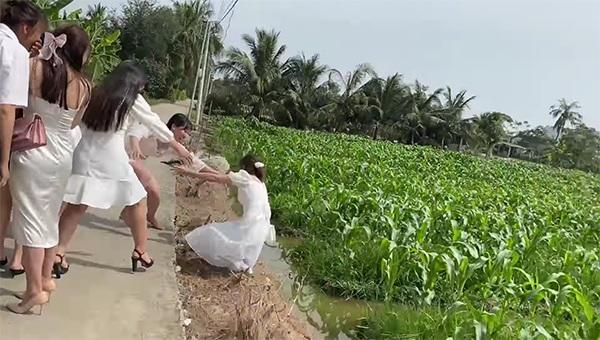 Bạn thân hí hửng bắt hoa cưới ở lề đường và cái kết đi vào… lòng ruộng