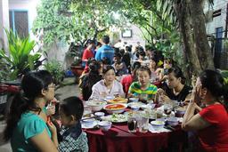 Góc ấm lòng: Chủ trọ mở tiệc mời tất niên, lì xì mỗi người 300 nghìn đồng