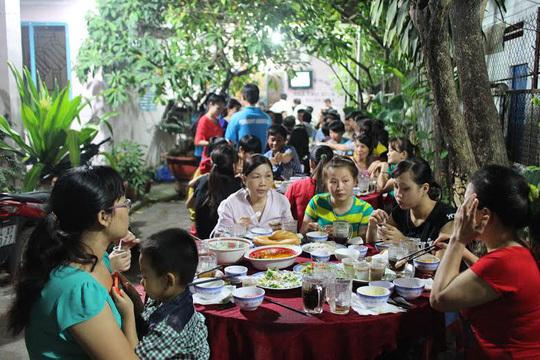 Góc ấm lòng: Chủ trọ mở tiệc mời tất niên, lì xì mỗi người 300 nghìn đồng