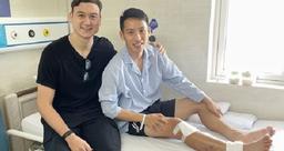Vừa về Việt Nam, Văn Lâm làm việc đầu tiên là vào bệnh viện thăm Hùng Dũng